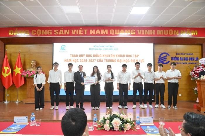 NGƯT.PGS.TS Vũ Đình Ngọ - Phó Hiệu trưởng trao quỹ học bổng khuyến khích học tập năm học 2026-2027 của Trường Đại học Điện lực.