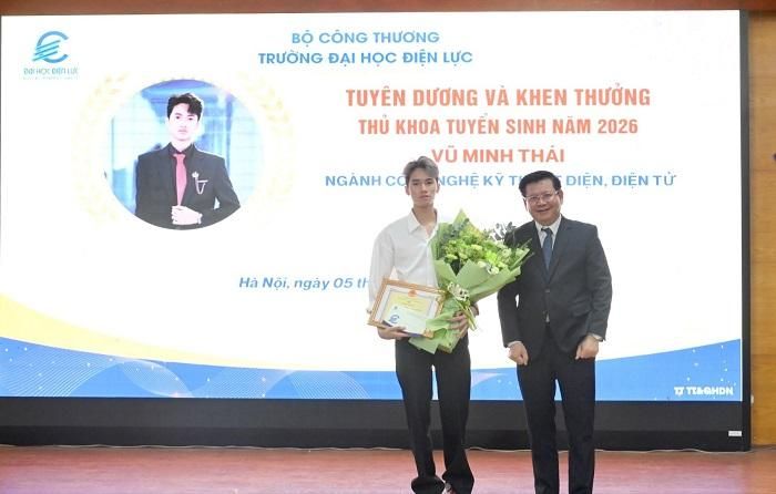 PGS.TS. Đinh Văn Châu tuyên dương và khen thưởng thủ khoa tuyển sinh năm 2026 - Vũ Minh Thái (Ngành Công nghệ kỹ thuật điện, điện tử).