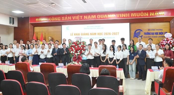 Đại biểu chúc mừng Trường Đại học Điện lực dịp khai giảng năm học 2026 - 2027.