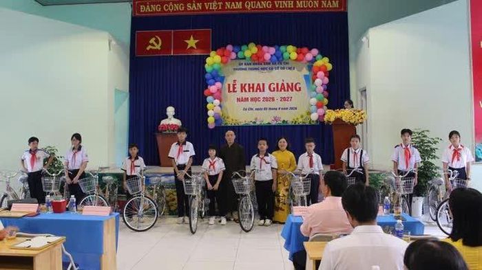 Ban Tổ chức trao xe đạp cho học sinh