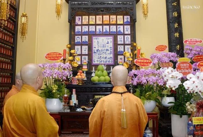 Đức Pháp chủ và chư vị giáo phẩm dâng hương, đảnh lễ chư vị Tổ sư qua các thời kỳ