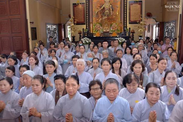 Đông đảo Phật tử TP.HCM về chùa Ấn Quang tưởng niệm Hòa thượng Thích Nhật Quang