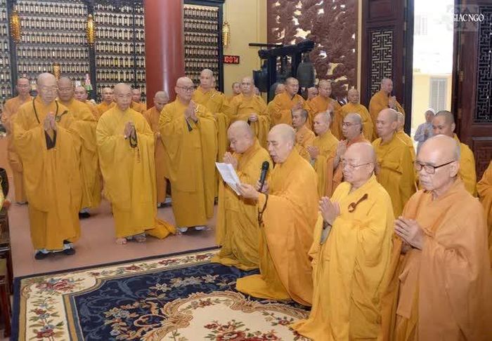 Thượng tọa Thích Quảng Chơn, Ủy viên Hội đồng Trị sự, Ủy viên Thường trực Ban Trị sự GHPGVN TP.HCM dâng lời tưởng niệm