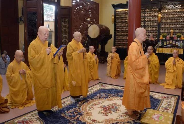 Hòa thượng Thích Lệ Trang dẫn lễ