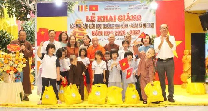 Tặng quà đến các em học sinh