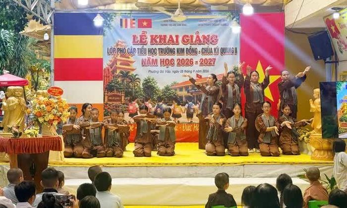 Văn nghệ chào mừng năm học mới