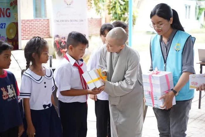 Sư cô Thích nữ Tường Chơn trao quà cho học sinh