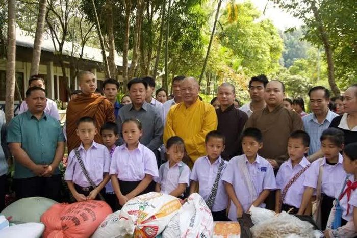 Trao quà cho các em học sinh Lào