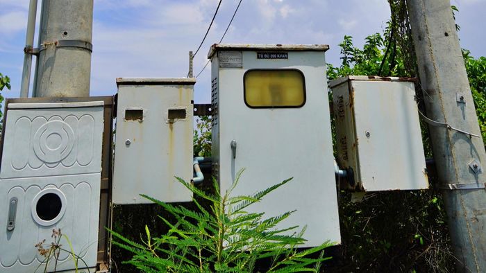 Một tủ điện có dấu hiệu bị rỉ sét. (Ảnh chụp tháng 7/2026).
