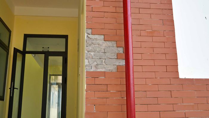 Một số vị trí thấm dột, bong tróc gạch lát nền, tường nhà và vết nứt chân tường. (Ảnh chụp tháng 7/2026).