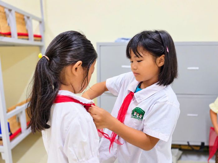 Cô giáo Phùng Thị Thắm cũng trực tiếp đến từng phòng kiểm tra. Từ việc học sinh đã thức dậy, vệ sinh cá nhân đến việc gấp chăn màn, giữ gìn vệ sinh phòng ở đều được thầy cô nhắc nhở, kiểm tra thường xuyên.