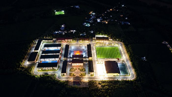 4h25 sáng, khi nhiều gia đình vẫn còn chìm trong giấc ngủ, tại Trường Phổ thông nội trú Tiểu học và THCS Pa Tần, loạt kẻng âm vang nơi núi rừng biên cương của Tổ quốc đã báo hiệu một ngày mới của thầy và trò Trường phổ thông nội trú tiểu học và THCS Pa Tần, Lai Châu. Những căn phòng nội trú lần lượt sáng đèn, học sinh nhanh chóng thức dậy, chuẩn bị cho ngày khai giảng năm học mới rất đặc biệt.