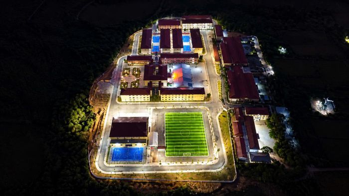 Đúng 4h30, các thầy cô giáo đi đến từng phòng, gõ cửa gọi học sinh. Công việc đầu tiên là nhắc các em vệ sinh cá nhân, mặc quần áo chỉnh tề. Sau đó, học sinh tự gấp quần áo, chăn màn và dọn dẹp phòng ở để kịp khai giảng.