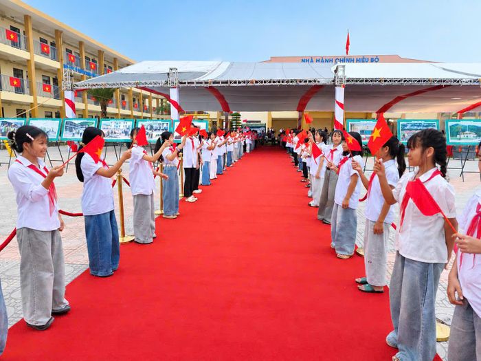 Sau hơn một năm thi công trong điều kiện địa hình miền núi hiểm trở, Trường Phổ thông nội trú Tiểu học và THCS Pa Tần, xã Pa Tần, tỉnh Lai Châu đã hoàn thành, sẵn sàng đón hơn 1.000 học sinh bước vào năm học 2026–2027. Từ một công trường ngổn ngang đất đá, nơi đây nay đã thành một quần thể giáo dục khang trang giữa vùng biên, mở ra một không gian học tập, sinh hoạt mới cho trẻ em các dân tộc.
