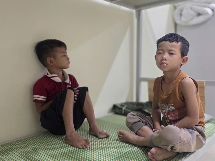 Thầy giáo Điêu Văn Hiệp là một trong những giáo viên trực tiếp phụ trách việc gọi học sinh thức dậy. Từ phòng này sang phòng khác, tiếng gõ cửa, tiếng gọi của thầy cô vang lên trong không gian còn mờ tối. Với những em còn ngái ngủ, thầy cô kiên trì nhắc nhở, giúp các em hình thành thói quen tự giác, đúng giờ.