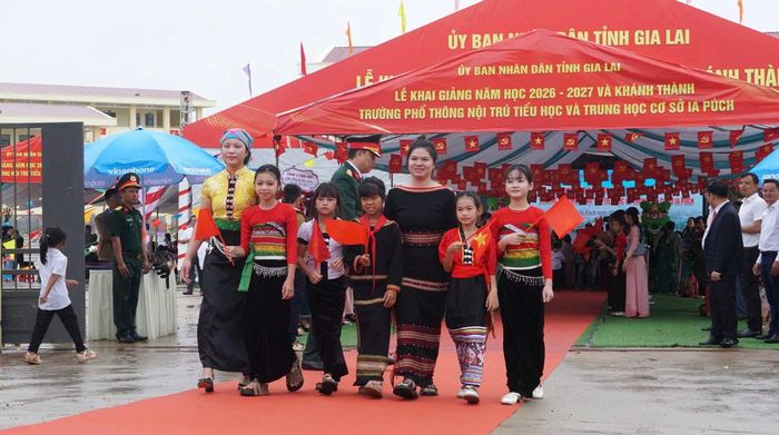 Học sinh tựu trường năm học mới tại xã biên giới Ia Puch.