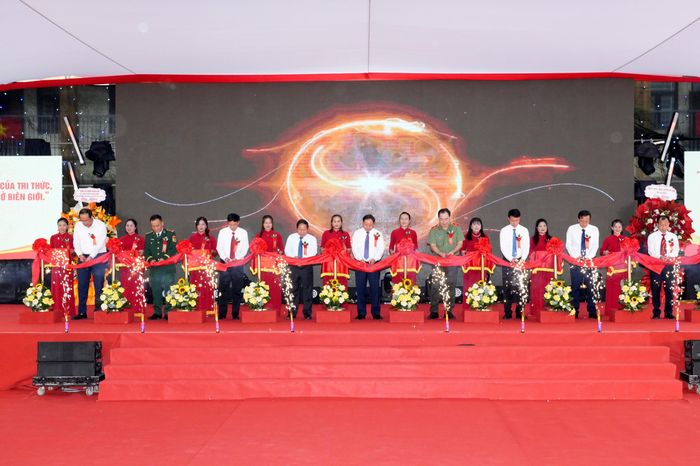 Lãnh đạo tỉnh Lai Châu cắt băng khánh thành Trường Phổ thông nội trú Tiểu học và Trung học cơ sở Pa Tần.