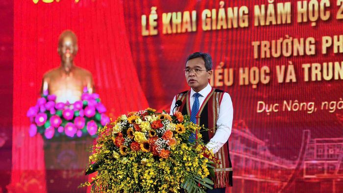 Bí thư Tỉnh ủy Quảng Ngãi Hồ Văn Niên phát biểu tại lễ khai giảng và khánh thành trường liên cấp biên giới.