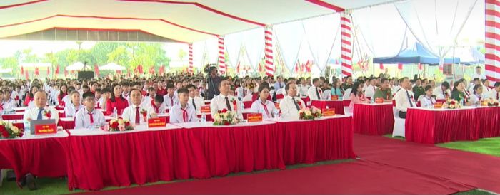 Lãnh đạo tỉnh và học sinh Trường Phổ thông nội trú liên cấp TH&THCS Sơn Kim 1 theo dõi cầu Truyền hình.