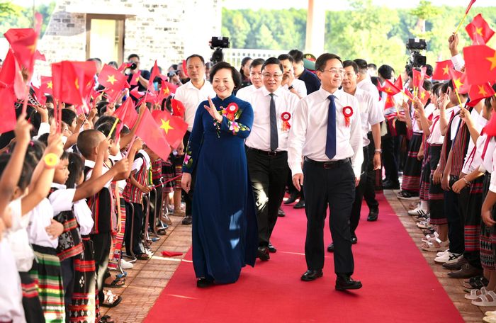 Phó Thủ tướng Phạm Thị Thanh Trà cùng đoàn công tác Chính phủ tham dự Lễ Khai giảng năm học 2026 - 2027 và khánh thành Trường phổ thông nội trú tiểu học và trung học cơ sở A Lưới 3.