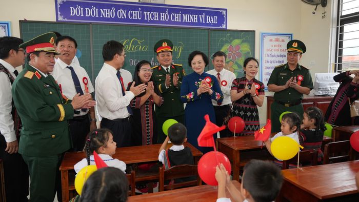 Phó Thủ tướng Phạm Thị Thanh Trà cùng đoàn công tác Chính phủ vào thăm các lớp học.