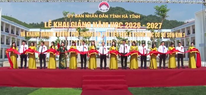 Cắt băng khánh thành Trường Phổ thông nội trú liên cấp TH&THCS Sơn Kim 1.
