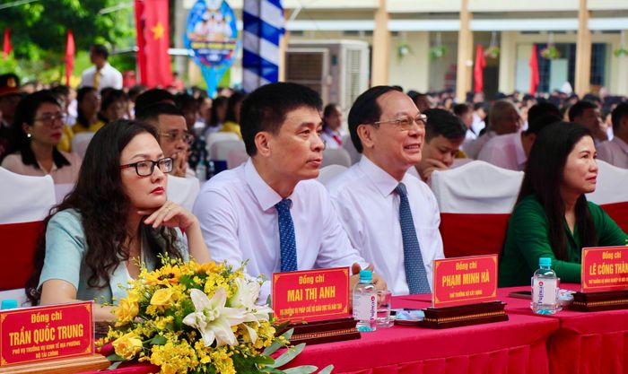 Thứ trưởng Bộ Xây dựng Phạm Minh Hà dự lễ khai giảng tại Trường THCS Hùng Vương, TP Đồng Nai.