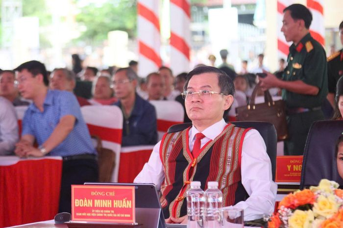 Ủy viên Bộ Chính trị, Giám đốc Học viện Chính trị Quốc gia Hồ Chí Minh Đoàn Minh Huấn dự lễ tại Trường Phổ thông nội trú liên cấp Tiểu học - THCS xã Dục Nông.