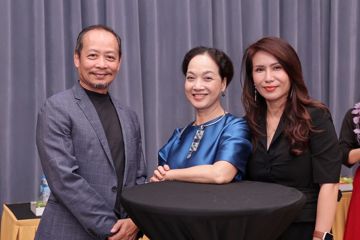 Đạo diễn Phạm Hoàng Nam, NSND Lê Khanh và cô con gái thứ 2 - Nguyễn Giáng Hương của cố nhạc sĩ Phú Quang.