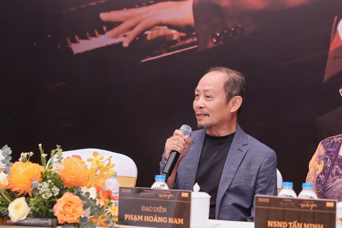 Đạo diễn Phạm Hoàng Nam dựng ý tưởng về "Căn phòng ký ức" trong đêm nhạc của Phú Quang.