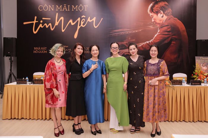 Nguyễn Giáng Hương (thứ 2 từ bìa trái), NSND Lê Khanh, Nguyễn Trinh Hương và các nghệ sĩ, nhà báo tham dự chương trình.