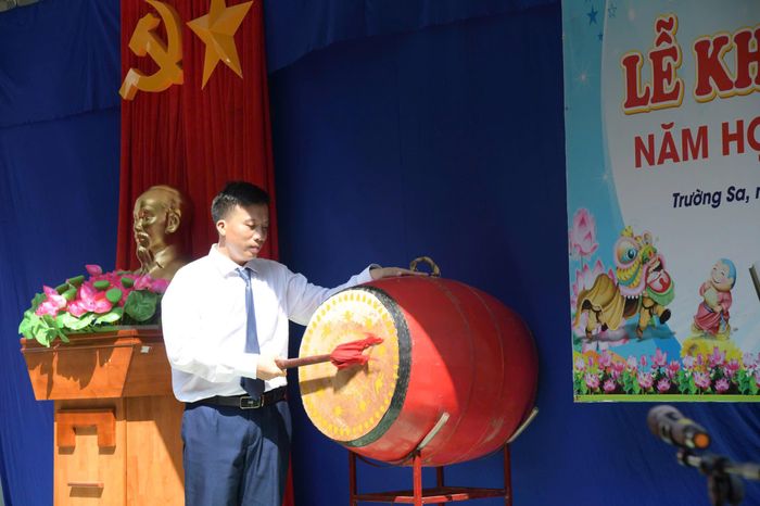 Trung tá Vũ Đức Quỳnh, Chỉ huy trưởng đảo Trường Sa đánh hồi trống khai giảng năm học mới.