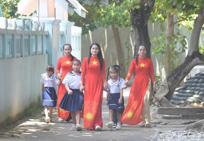 Trong những bộ quần áo mới, mang theo sách vở và đồ dùng học tập, các em học sinh vui vẻ đến trường, mang theo niềm háo hức về một năm học mới giữa biển trời Trường Sa.