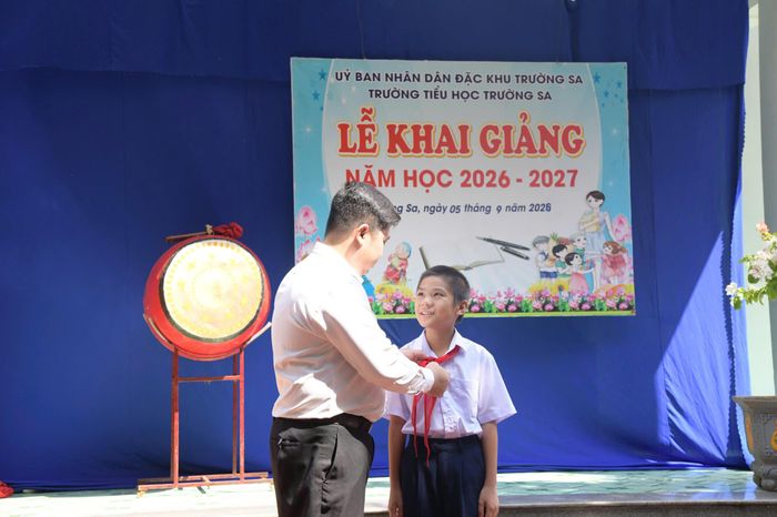 Những năm qua, cuộc sống, học tập của các em luôn được sự quan tâm của cán bộ, chiến sĩ, giáo viên, phụ huynh trên các đảo.