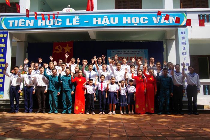 Từ những mái trường giữa trùng khơi, thầy và trò quyết tâm thi đua dạy tốt, học tốt; cùng cán bộ, chiến sĩ xây dựng đặc khu Trường Sa ngày càng vững mạnh.
