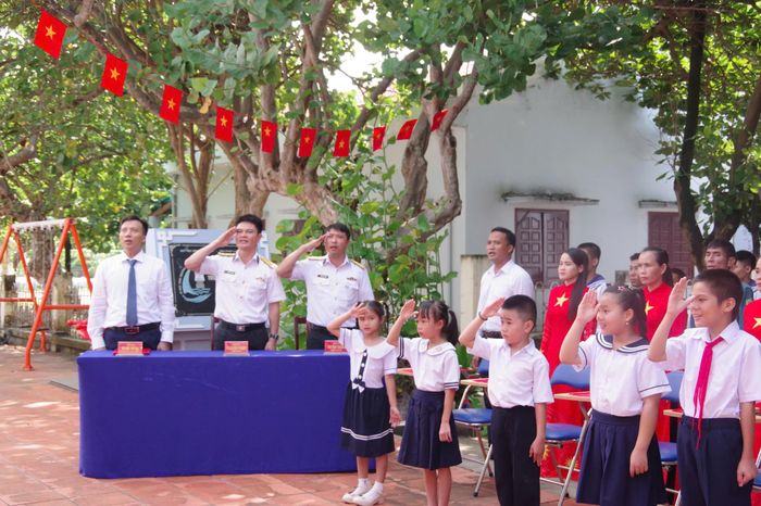 Lễ khai giảng năm học mới ở Trường Sa diễn ra trang nghiêm, xúc động và ấm áp niềm vui.