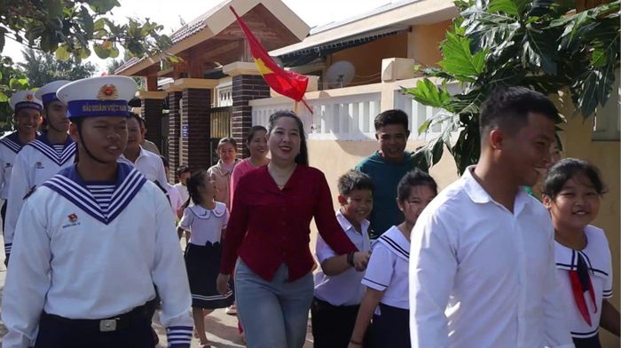 Cán bộ, chiến sĩ, phụ huynh cùng dẫn bước các em đến trường dự lễ khai giảng năm học mới.