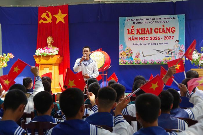 Cán bộ, chiến sĩ trên đảo hòa cùng niềm vui của các cháu học sinh tại lễ khai giảng.