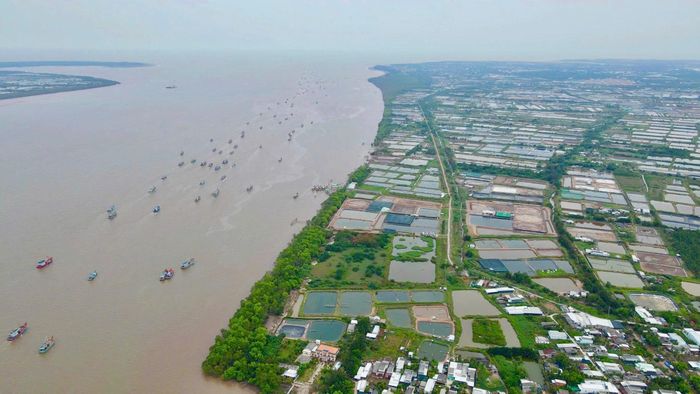 Việc đầu tư hoàn chỉnh hệ thống cảng biển, cảng thủy nội địa góp phần đáp ứng nhu cầu phát triển kinh tế - xã hội tỉnh Vĩnh Long.