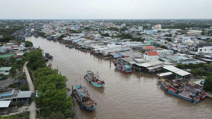 Hệ thống cảng và các bến thủy nội địa Vĩnh Long phân bổ chủ yếu dọc các tuyến sông và trục kênh quan trọng tạo điều kiện thuận lợi cho việc vận chuyển hàng hóa.