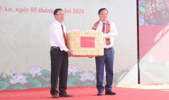 Ông Nguyễn Khắc Thận, Bí thư Tỉnh ủy Nghệ An (bìa phải) trao chuyển món quà của Tổng Bí thư, Chủ tịch nước Tô Lâm cho thầy và trò Trường Phổ thông nội trú liên cấp TH và THCS Anh Sơn.