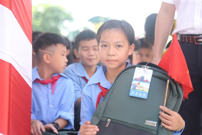 Đón nhận món quà, em Phan Nguyễn Anh Thư (lớp 6C) cho biết: Trường mới rộng và đẹp lắm, có cả thư viện điện tử với rất nhiều sách vở và các thiết bị hiện đại. Em sẽ cố gắng học tập thật tốt để không phụ lòng của các bác, các cô.