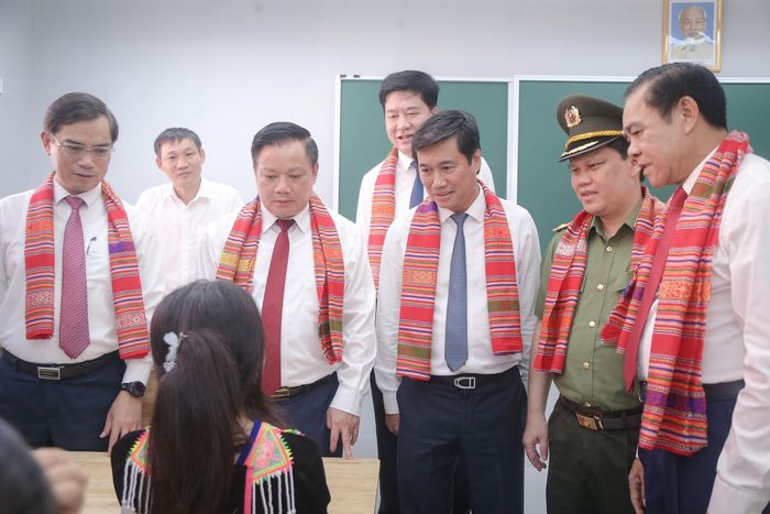 Các đại biểu đến từng lớp học thăm hỏi, động viên các em học sinh thi đua rèn luyện, học tập để trở thành con ngoan trò giỏi.