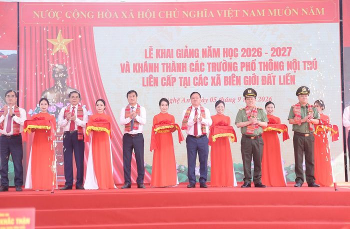Tại buổi lễ, các đại biểu đã cắt khánh thành, chính thức bàn giao, đưa công trình trường học mới vào sử dụng.