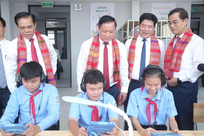 Ngay sau lễ khai giảng, các đại biểu cùng tham quan phòng thư viện điện tử mà Đại tướng Lương Tam Quang, Bộ trưởng Bộ Công an đã tặng.