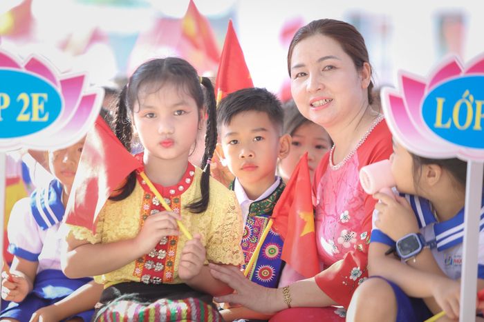 Em Lương Minh Anh (lớp 2E, trú ở Vều, xã Anh Sơn) cho biết: Nhà cháu ở trong Vều, sát biên giới với Lào. Trước đây, trường lớp nhỏ và thiếu thốn lắm. Năm nay, được học trường mới to rộng và hiện đại, cháu thấy rất vui và tự hào.