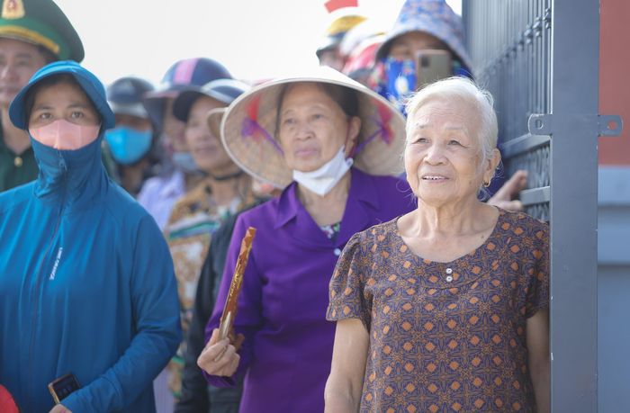 Bà Nguyễn Thị Giang (77 tuổi, ở xã Anh Sơn; ngoài cùng bìa phải) chia sẻ: Tôi bị đau chân, rất ngại đi ra ngoài nhưng nghe tin hôm nay khai giảng năm học mới tại trường liên cấp nên cũng cố gắng ra xem. Trường to và đẹp quá. Cảm ơn Đảng và Nhà nước rất nhiều.