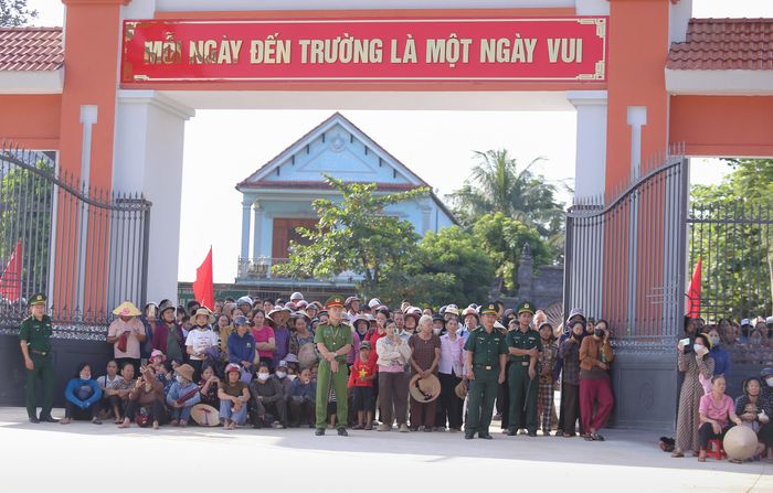 Từ sáng sớm, hàng ngàn người dân địa phương đã có mặt ở cổng trường để chào đón khoảnh khắc khai giảng năm học mới của con em mình tại ngôi trường khang trang, hiện đại bậc nhất ở xã.