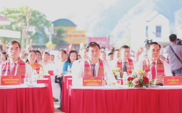 Thứ trưởng Bộ Xây dựng Nguyễn Tường Văn, thành viên Ban Chỉ đạo xây dựng trường học cho các xã biên giới đã tới dự.
