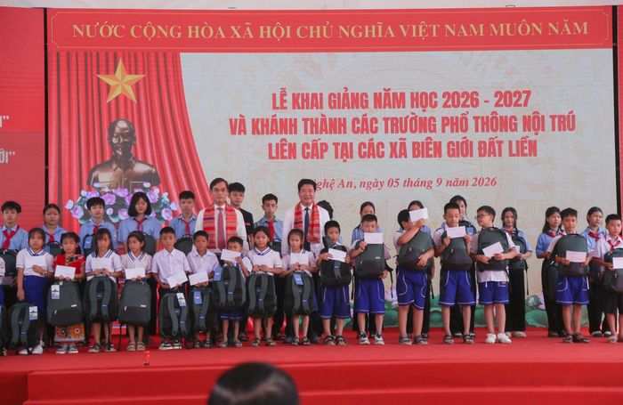 Ủy ban Mặt trận Tổ quốc Việt Nam tỉnh Nghệ An cũng đã trao những món quà cho 50 em học sinh có hoàn cảnh khó khăn nhằm động viên, tiếp sức cho các em trong năm học mới.